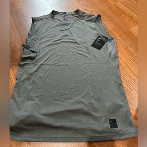 Men’s Nike pro, tank top with tags, never worn, slim fit, breathable material